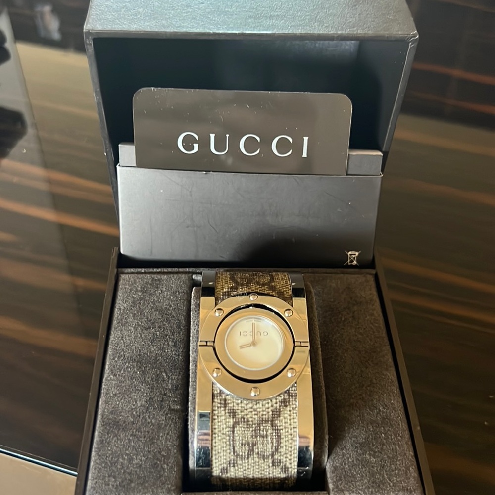 New Authentic Gucci bracelet watch! Twirls from watch to bracelet